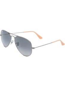 Ray Ban Aviator 3025 Sunglasses - predominant colour: black; occasions: casual, holiday; style: aviator; size: standard; material: plastic/rubber; pattern: plain; finish: plain