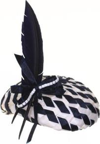 Peggy - secondary colour: ivory; predominant colour: navy; occasions: evening, occasion; type of pattern: standard; style: fascinator; size: small; material: macrame/raffia/straw; embellishment: feather; pattern: patterned/print