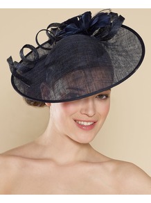 Large Sin Disc With Feather Flower - predominant colour: black; occasions: evening, occasion; type of pattern: standard; style: fascinator; size: large; material: macrame/raffia/straw; pattern: plain; trends: sculptural frills